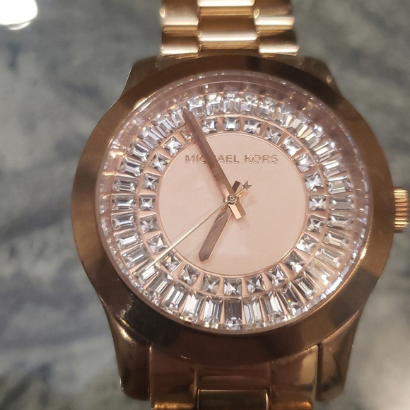 Authentic MICHAEL KORS Runway Crystal Baguette Rose Gold Ladies Watch like new - Picture 4 of 12